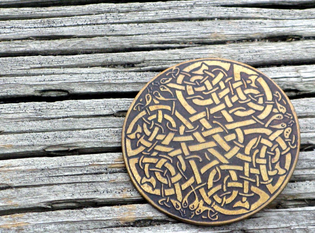 round trinket with Celtic knot design