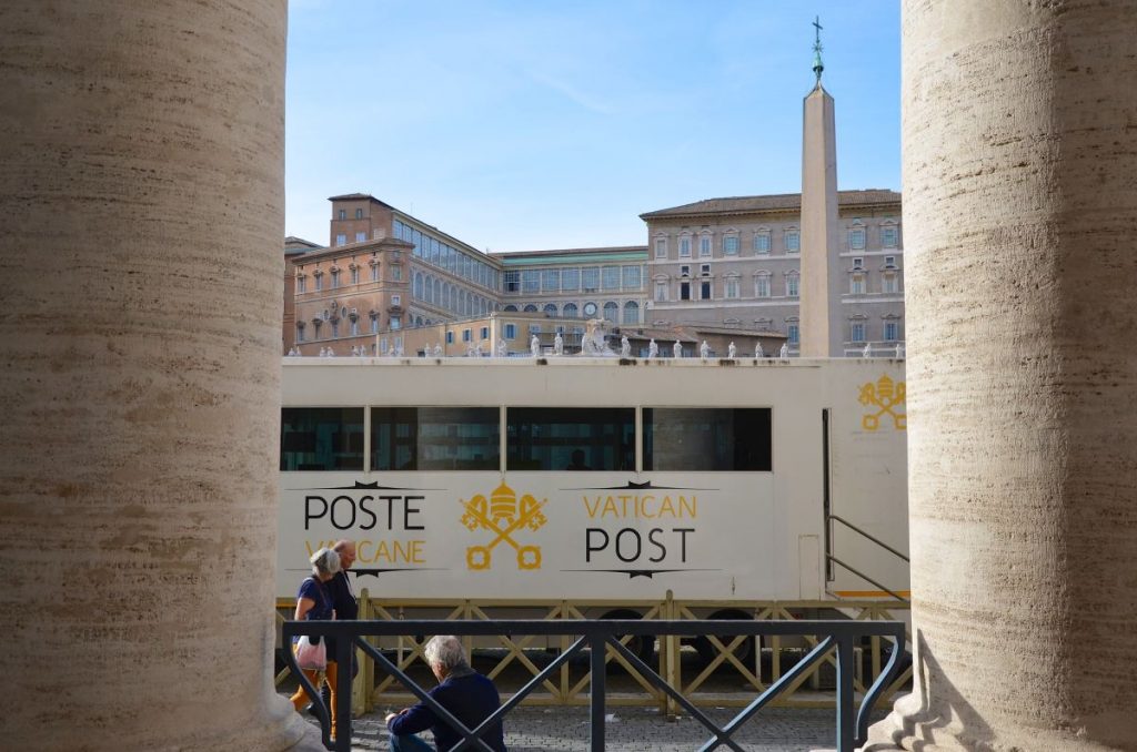 White post office building between two columns