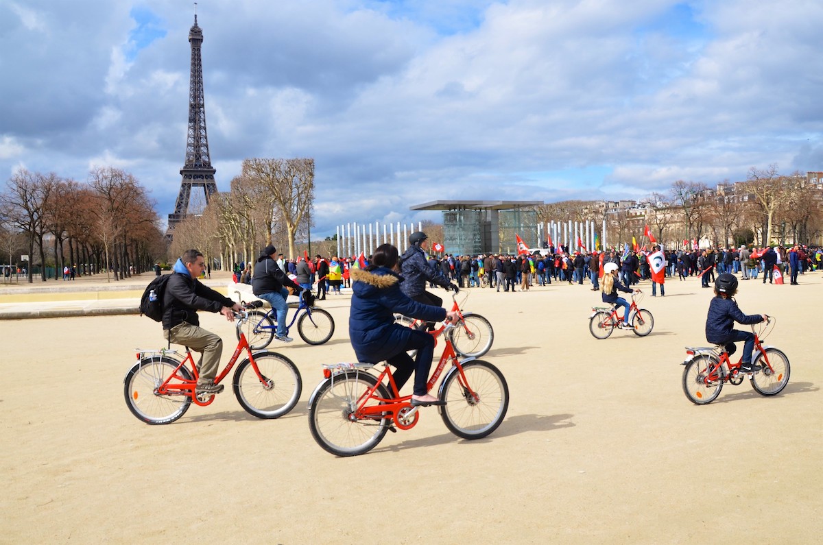 Renting bikes in Paris near the Eiffel Tower