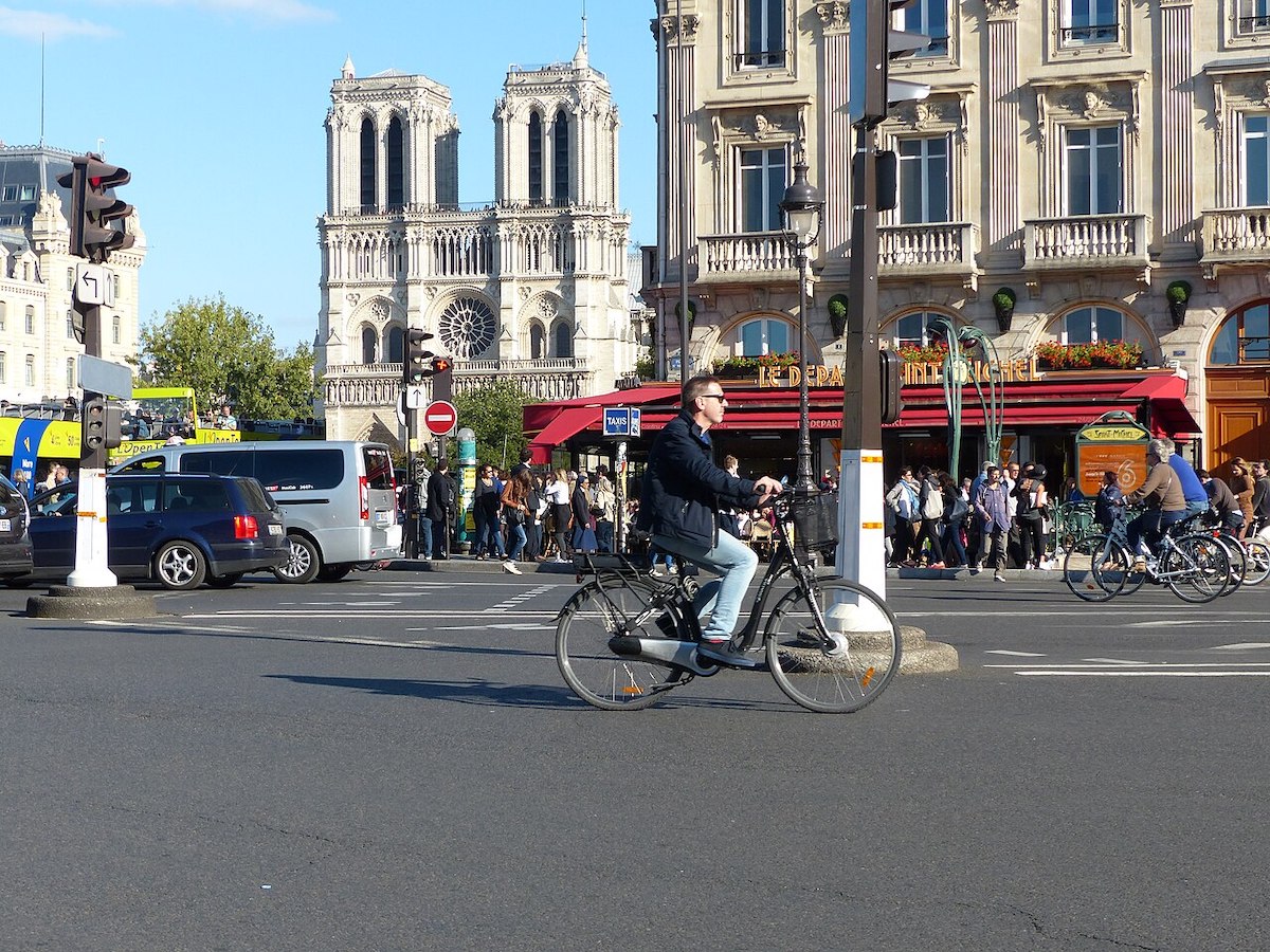 Renting bikes in Paris for 24 hours