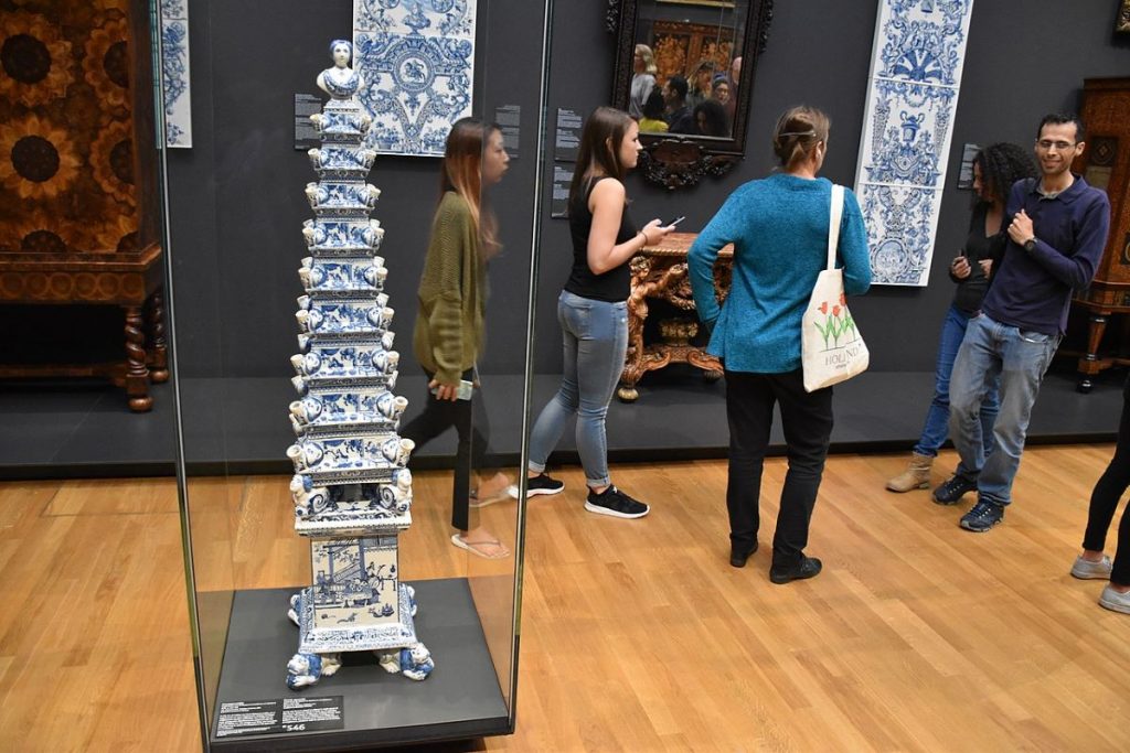 People in the background looking at the De Metaale Pot, Flower pyramids.