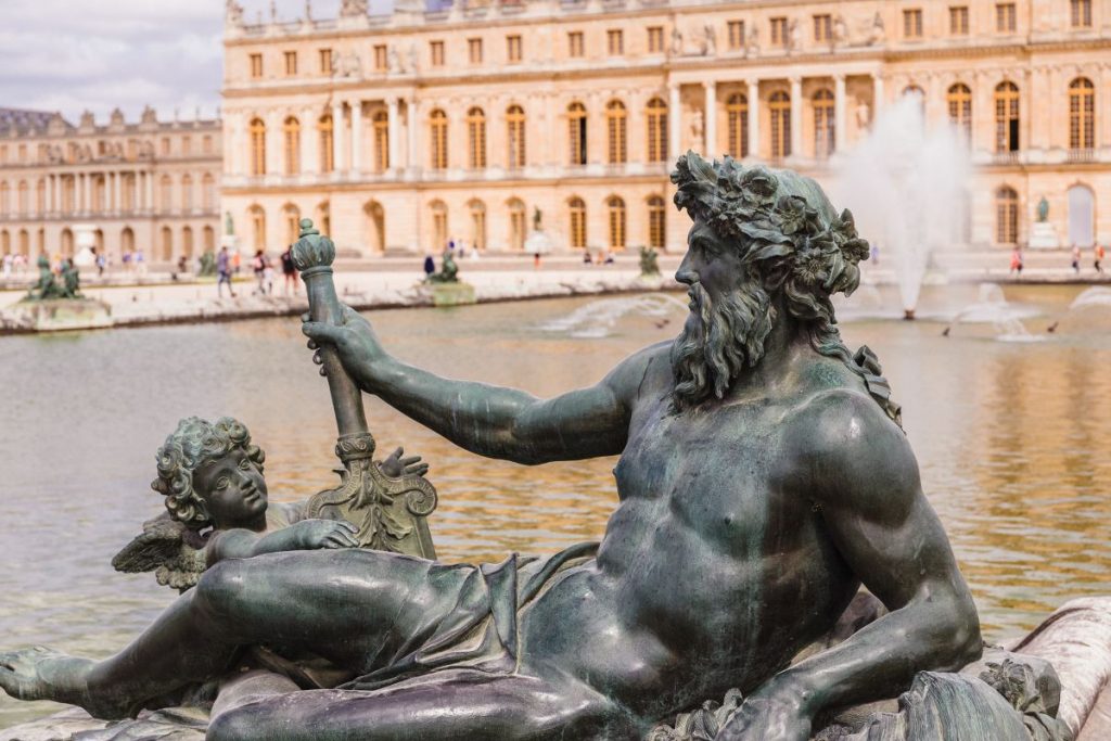 A statue outside of the Versailles