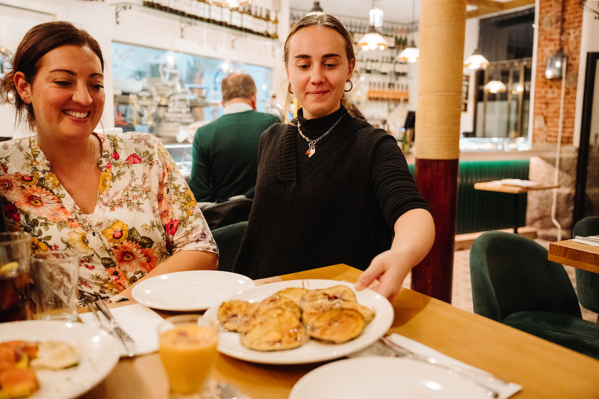 Person serving some tapas in a bar in Madrid