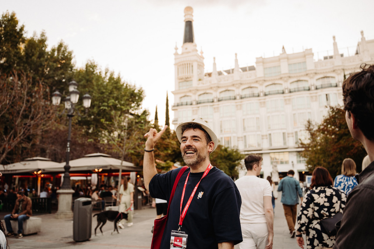 Tour guide in Santa Ana Square in Madrid