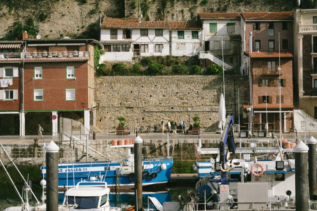 Basque port with Walks tour in La Concha, San Sebastian