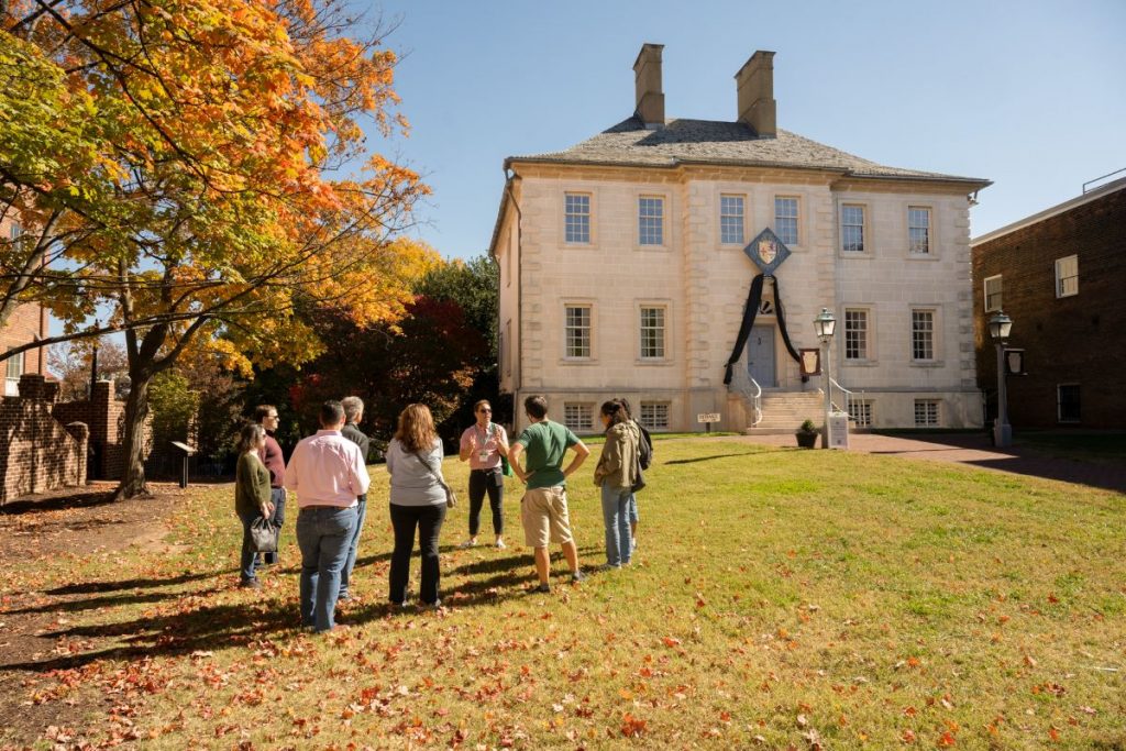 People standing outside of the Carlyle House.