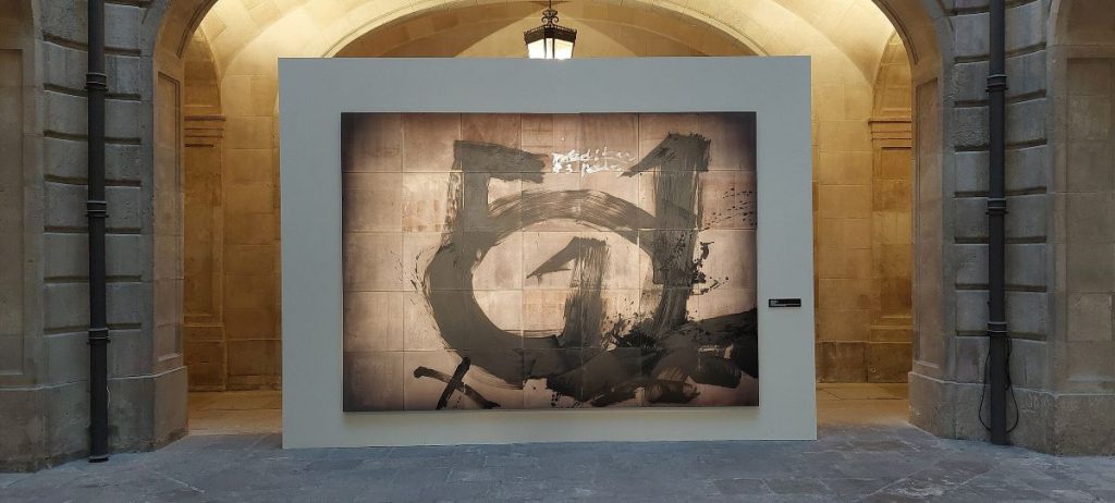 A Antoni Tàpies painting on display at a museum. 